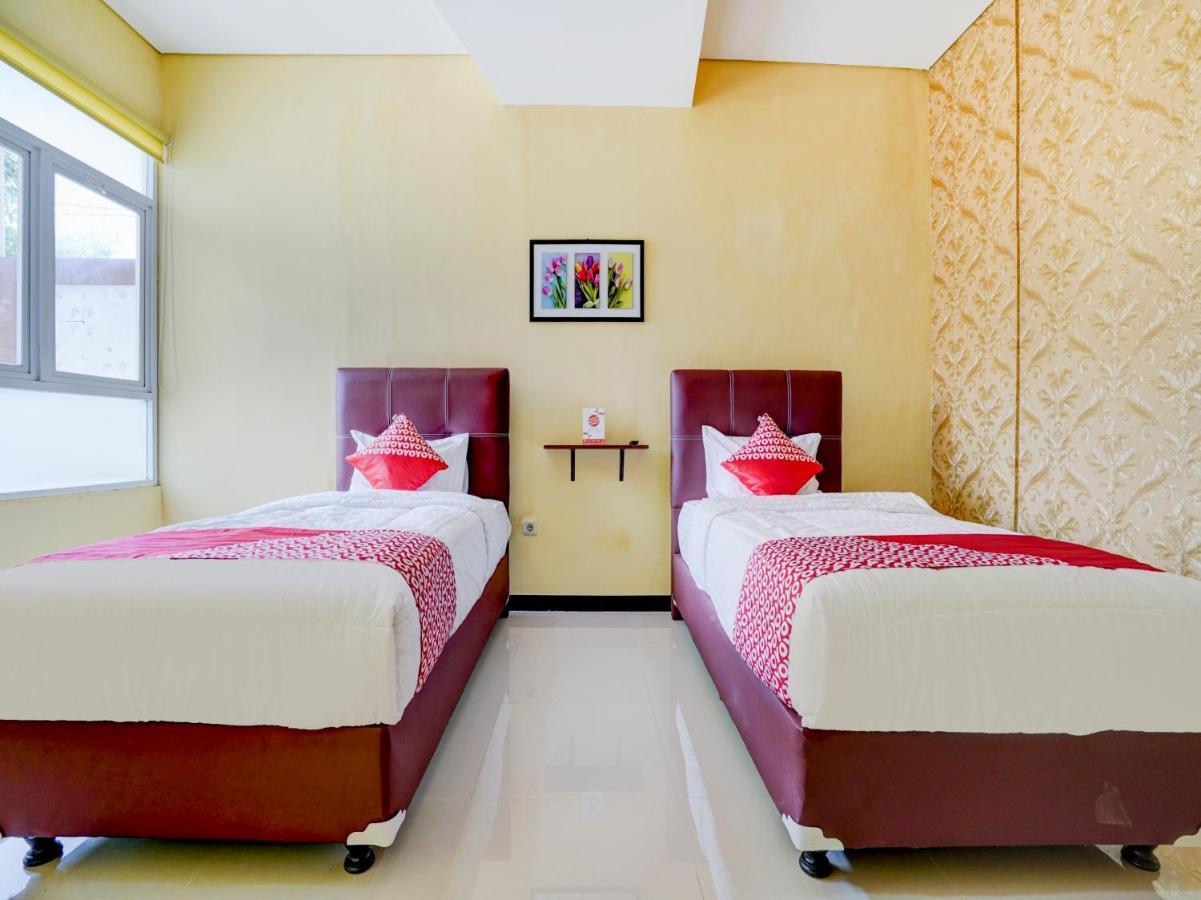 Oyo 90140 Nginep Yuuk Guest House チルボン エクステリア 写真